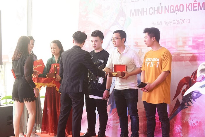 Ngạo Kiếm 3D tổ chức trao Ô tô Vinfast cho Ngạo Kiếm Minh Chủ 5 Ngạo Kiếm 3D tổ chức trao Ô tô Vinfast cho Ngạo Kiếm Minh Chủ 5