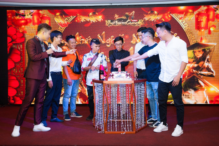 Nhất Kiếm Giang Hồ tổ chức sinh nhật thành công ở Sài Thành 1 Nhất Kiếm Giang Hồ tổ chức sinh nhật thành công ở Sài Thành 1