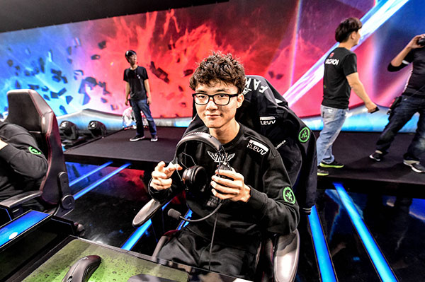 https://s3.cloud.cmctelecom.vn/2game-vn/pictures/images/2015/11/4/ho_so_faker_4.jpg