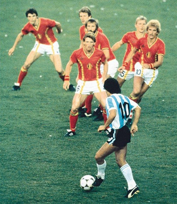https://s3.cloud.cmctelecom.vn/2game-vn/pictures/images/2015/6/26/maradona_1.png