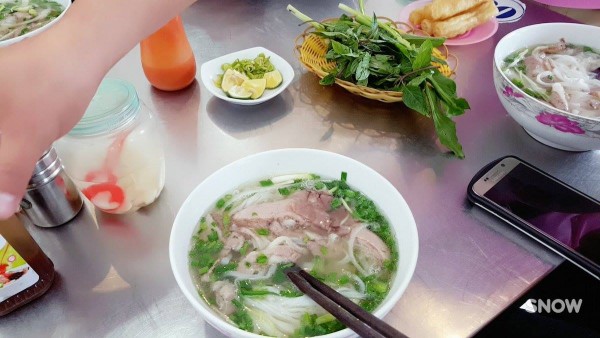 Cùng ăn "đặc sản" Việt Nam nào