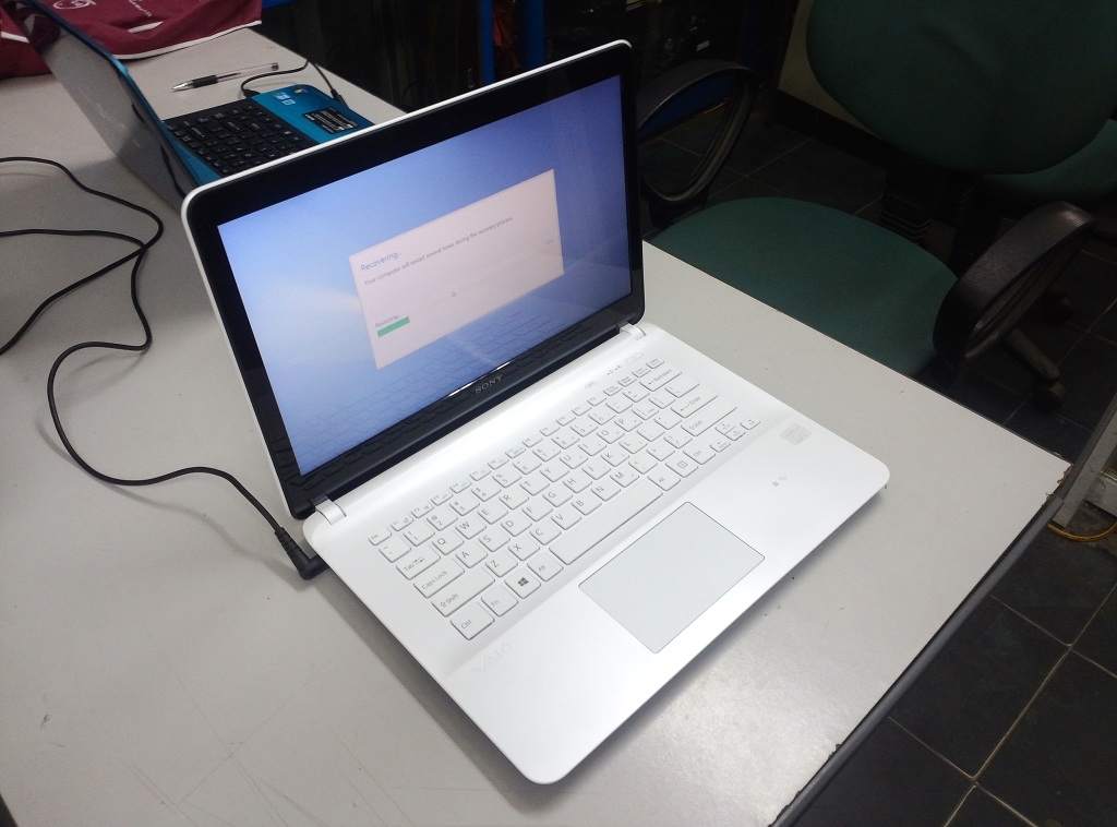 sony vaio svf cảm ứng trắng 2.jpg