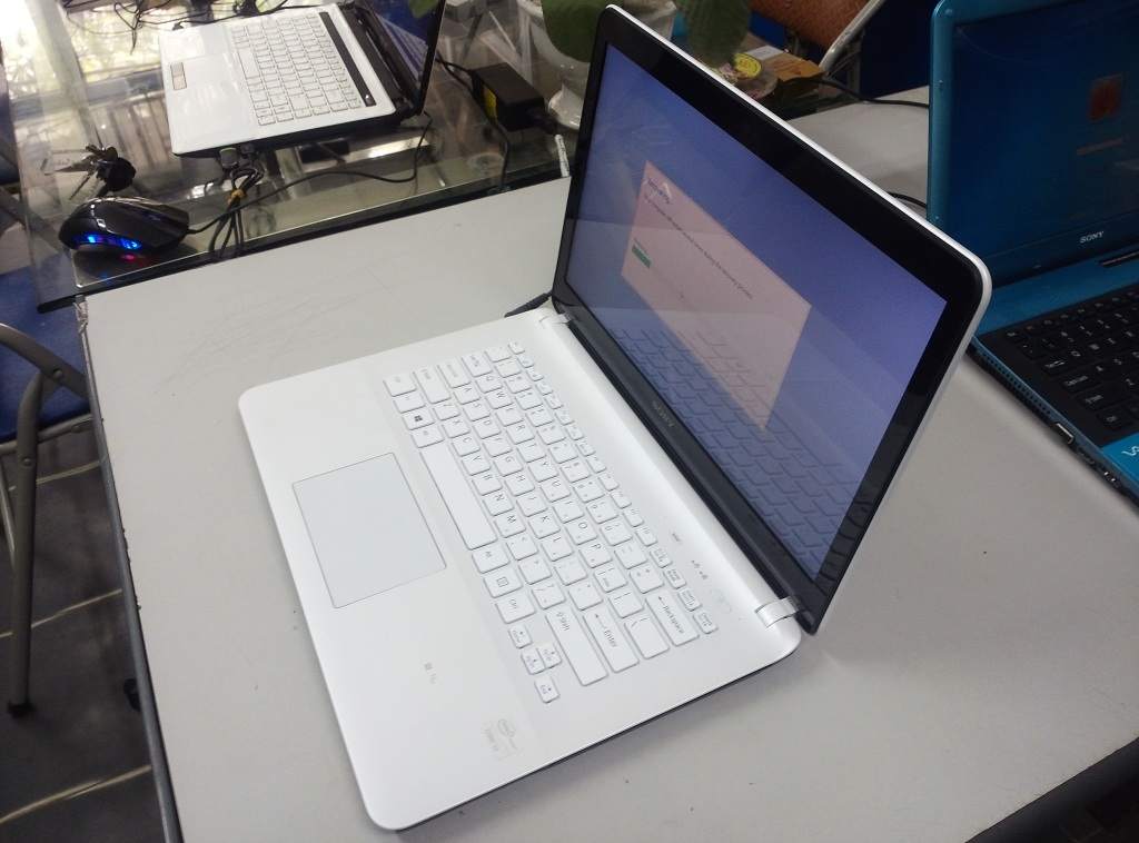 sony vaio svf cảm ứng trắng 3.jpg