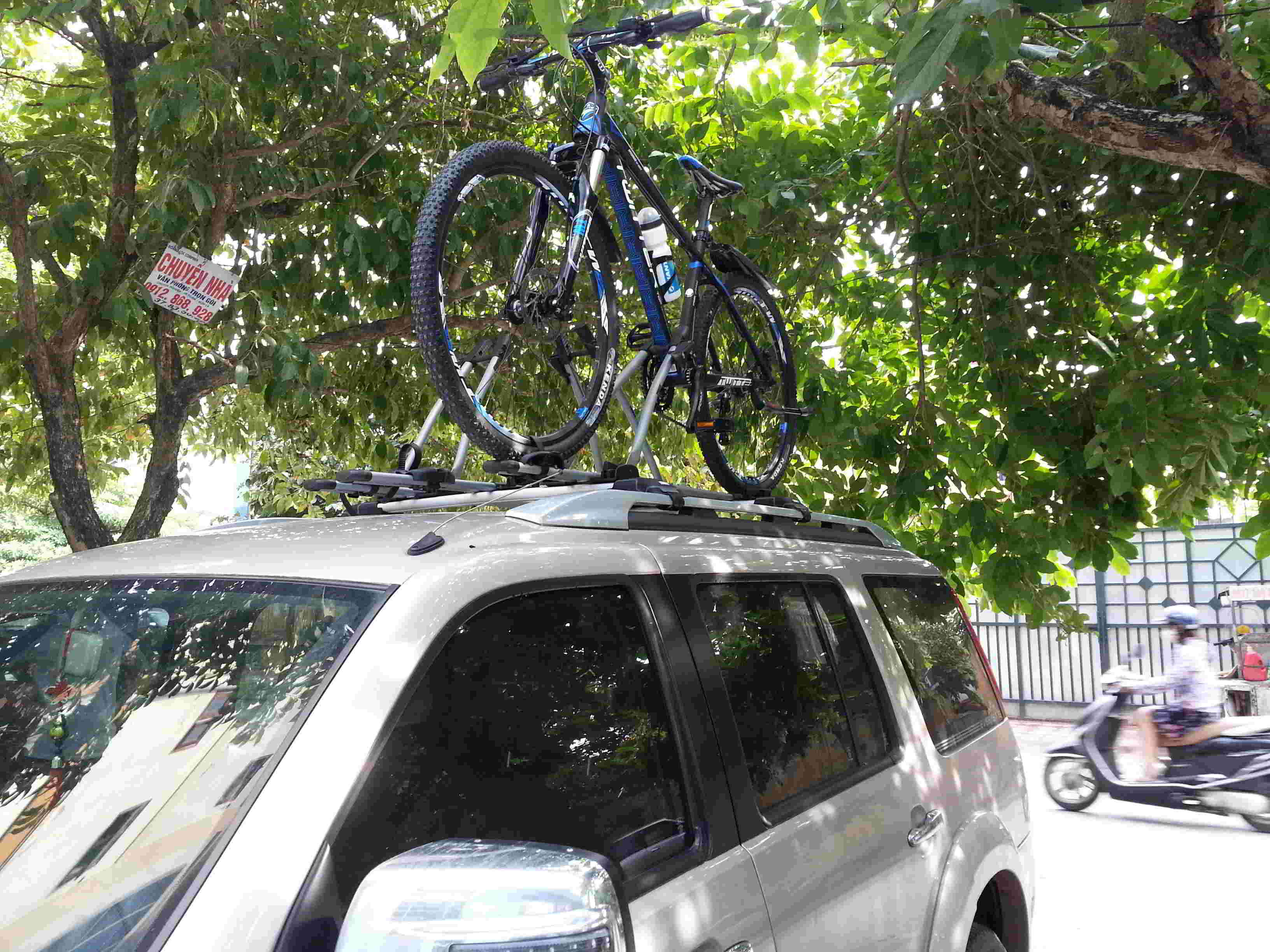 Giá nóc wingbar edge kết hợp với bike freeride 532.jpg