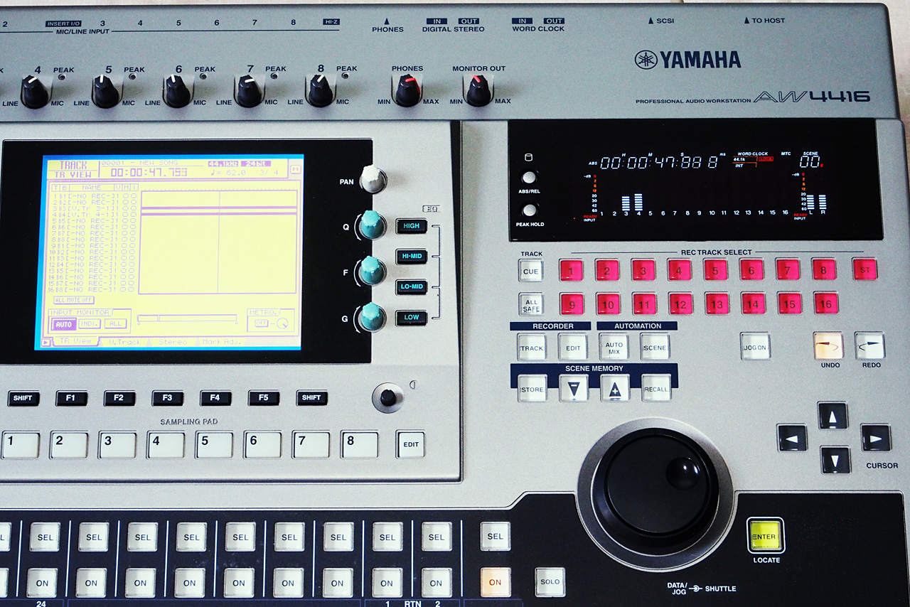 mixer-yamaha-AW4416-2.jpg