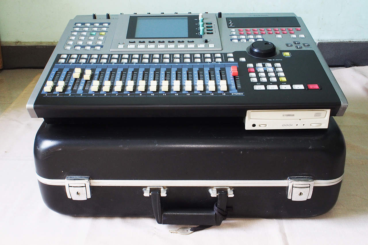 mixer-yamaha-AW4416-4.jpg