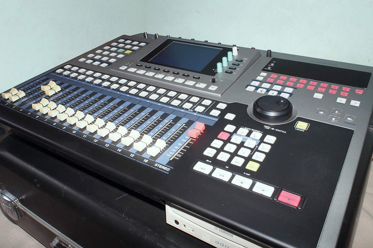 mixer-yamaha-AW4416-5.jpg