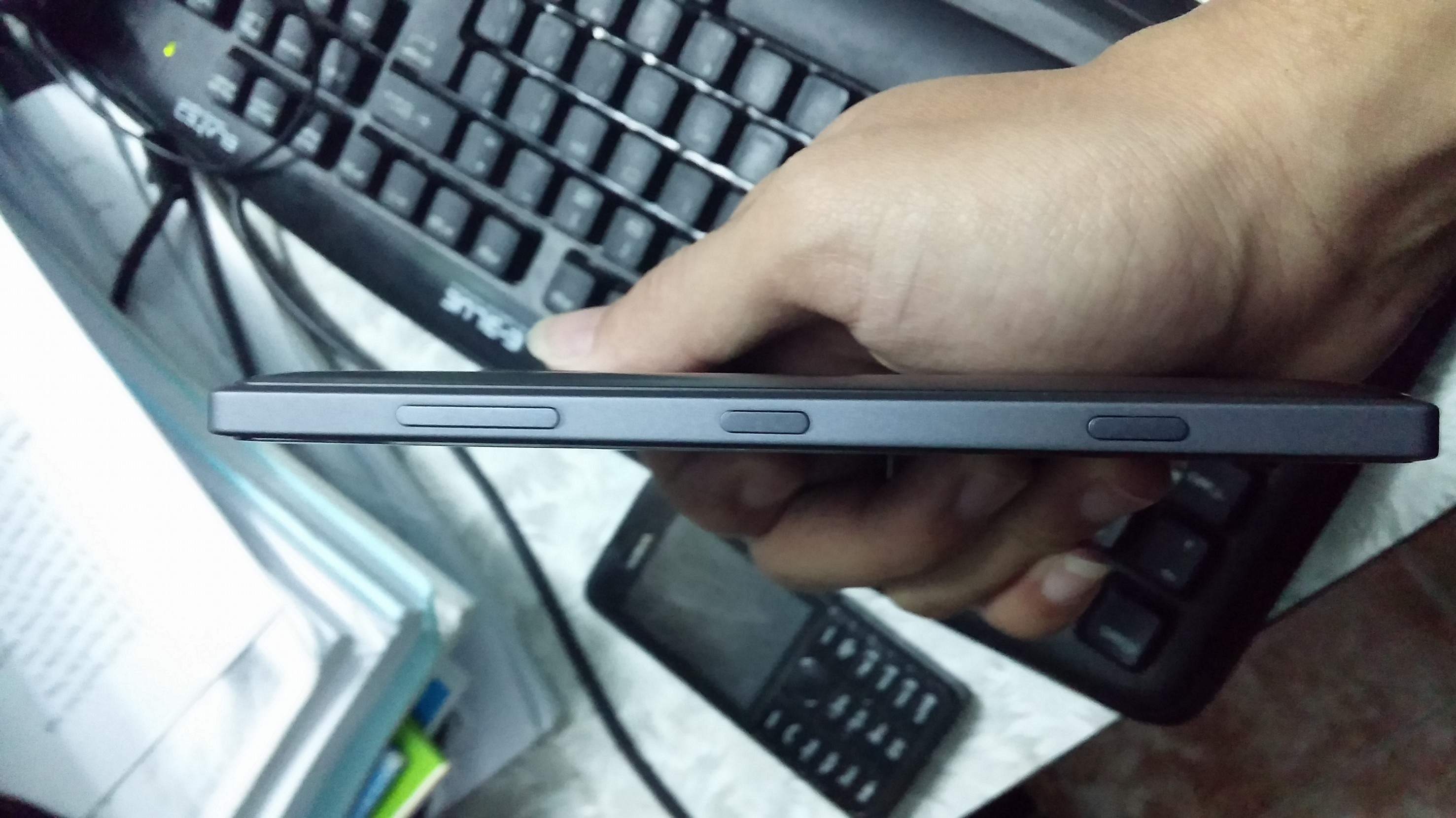 Lumia-830-màu-đen-2.jpg