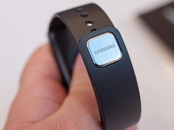 samsung-galaxy-gear-fit_clip_image004.jpg