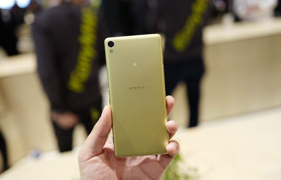 tren-tay-sony-xperia-xa-dep-vien-man-hinh-sieu-mong-4.jpg