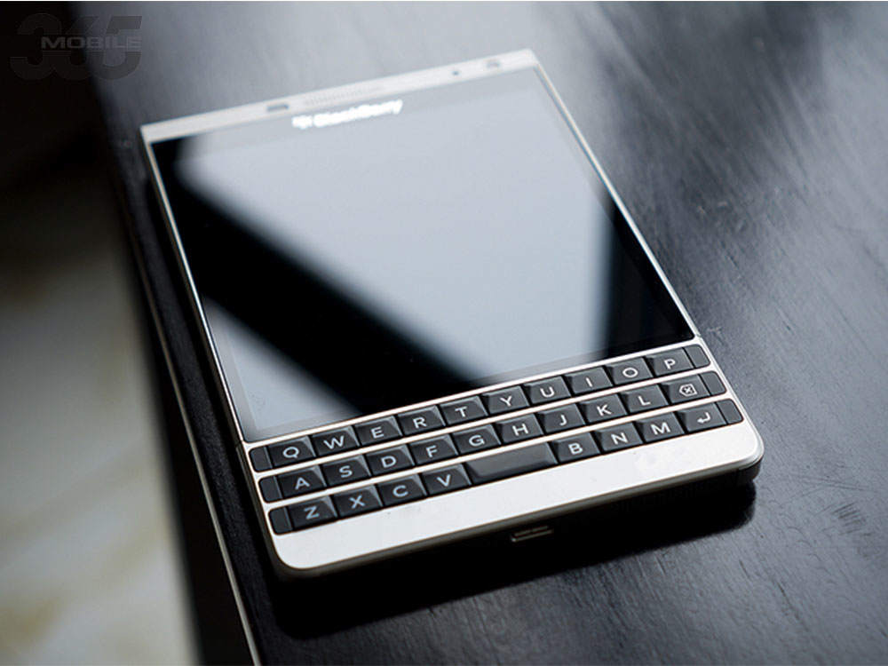 9_2015-08-06-blackberry-passport-silver-edition-7.jpg