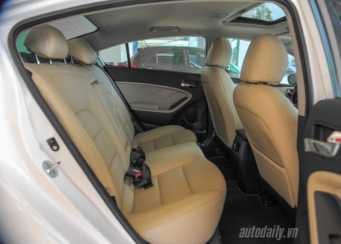 Kia Cerato (13).JPG