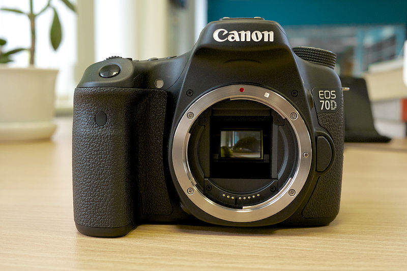 Canon_EOS_70D_(camera_body_front_view).jpg