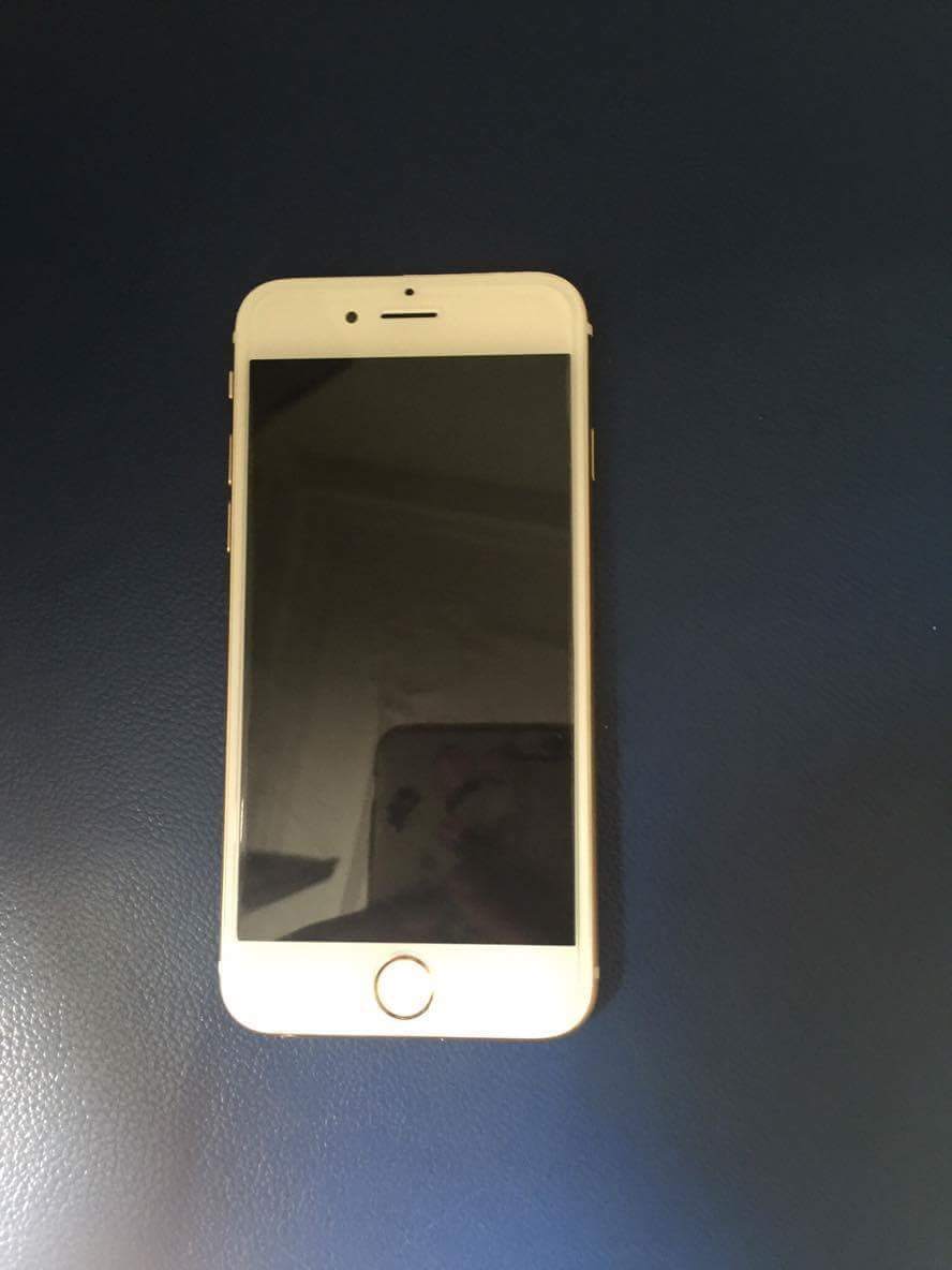 iPhone 6 thường màu gold: Với màu gold sang trọng và tinh tế, chiếc iPhone 6 thường sẽ làm cho bạn trở nên sành điệu và lịch lãm hơn. Không chỉ có vẻ ngoài đẹp mắt, iPhone 6 còn có các chức năng ưu việt như vận hành mượt mà, tính năng tiện dụng và camera chụp ảnh rõ nét.