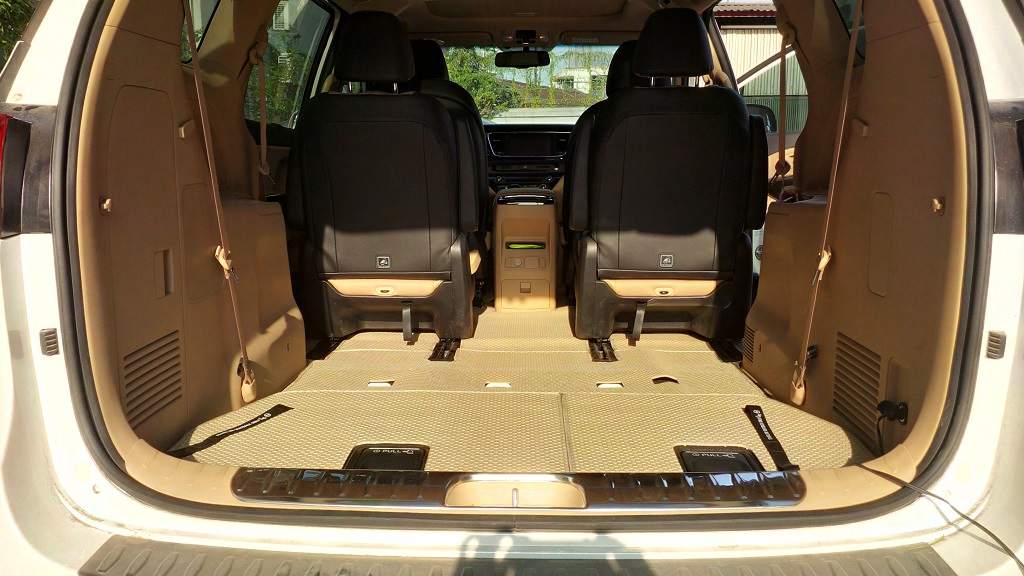 Kia Sedona beige (3).jpg