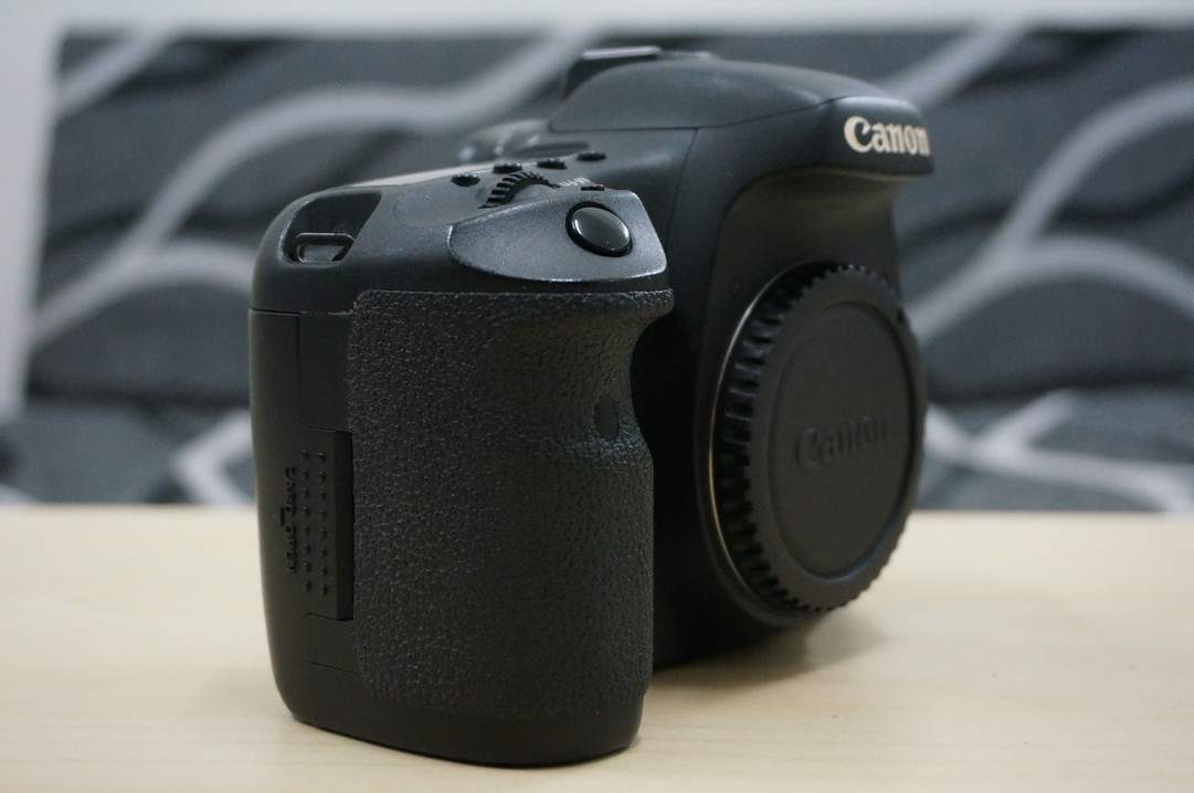 Canon 7D naked (3).JPG