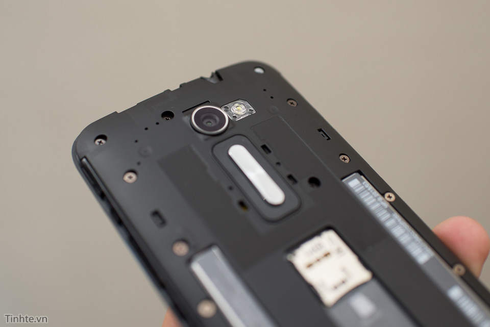 3002031_Asus_ZenFone_2_5.5-16.jpg