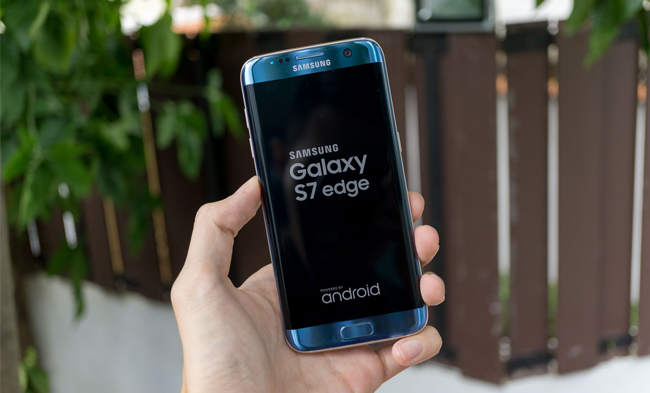 samsung-galaxy-s7-edge-xanh-san-ho-mo-hop-tren-tay-danh-gia-2.jpg