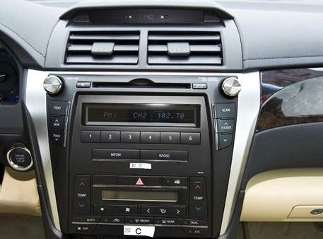 2015_man_hinh_giai_tri_xe_camry_e_g (1).jpg