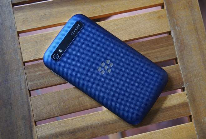 blackberry_classic_xanh_cobalt_ban_tai_viet_nam_voi_gia_8_5_trieu_dong_2-660x445.jpg