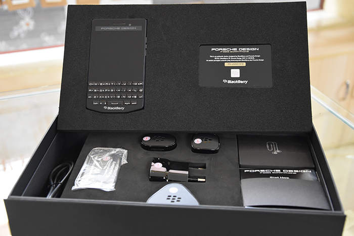 BlackBerry-Porsche-Design-P'9983-full-phu-kien.JPG