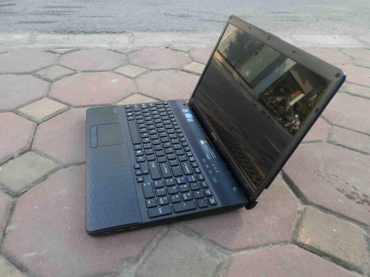 Sony-Vaio-VPCEH2DFX-2.jpg