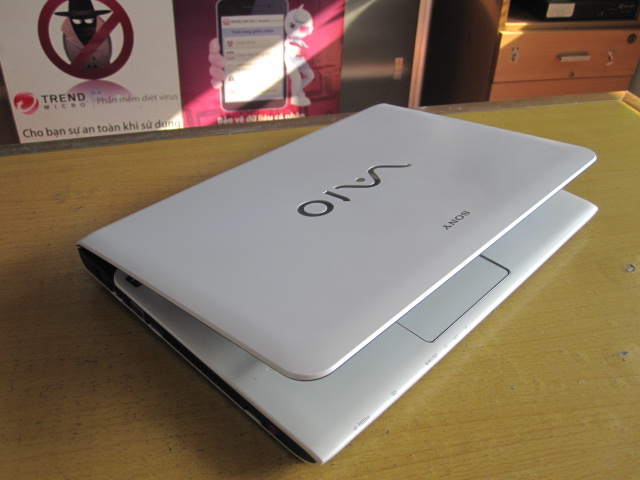 SONY-VAIO-SVE14136CVW-Core-i5-3230M-1.jpg