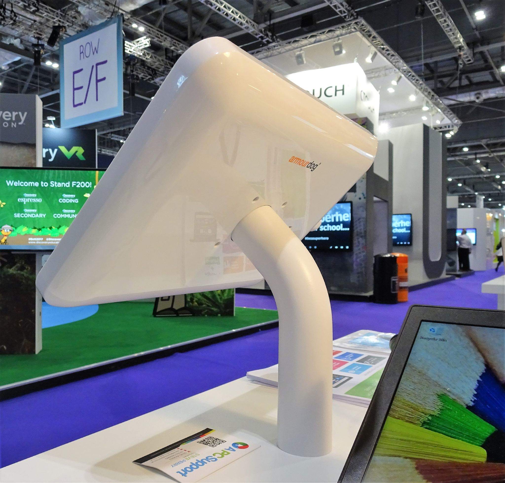 armourdog-locpad-anti-theft-tablet-kiosk-with-45-desk-wall-mount-[5]-165-p.jpg