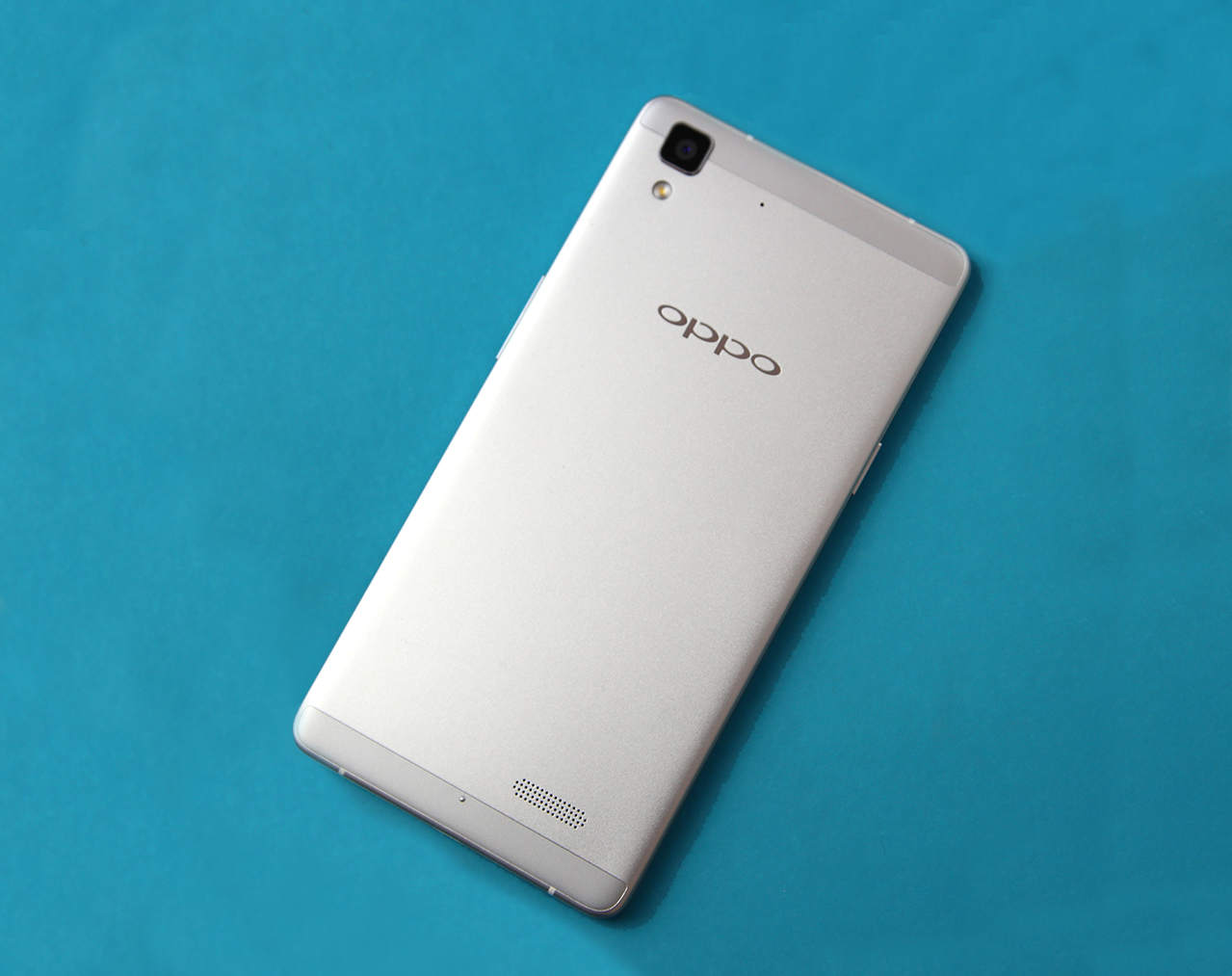 can-canh-smartphone-tam-trung-oppo-r7-lite-gia-699-trieu-dong.JPG