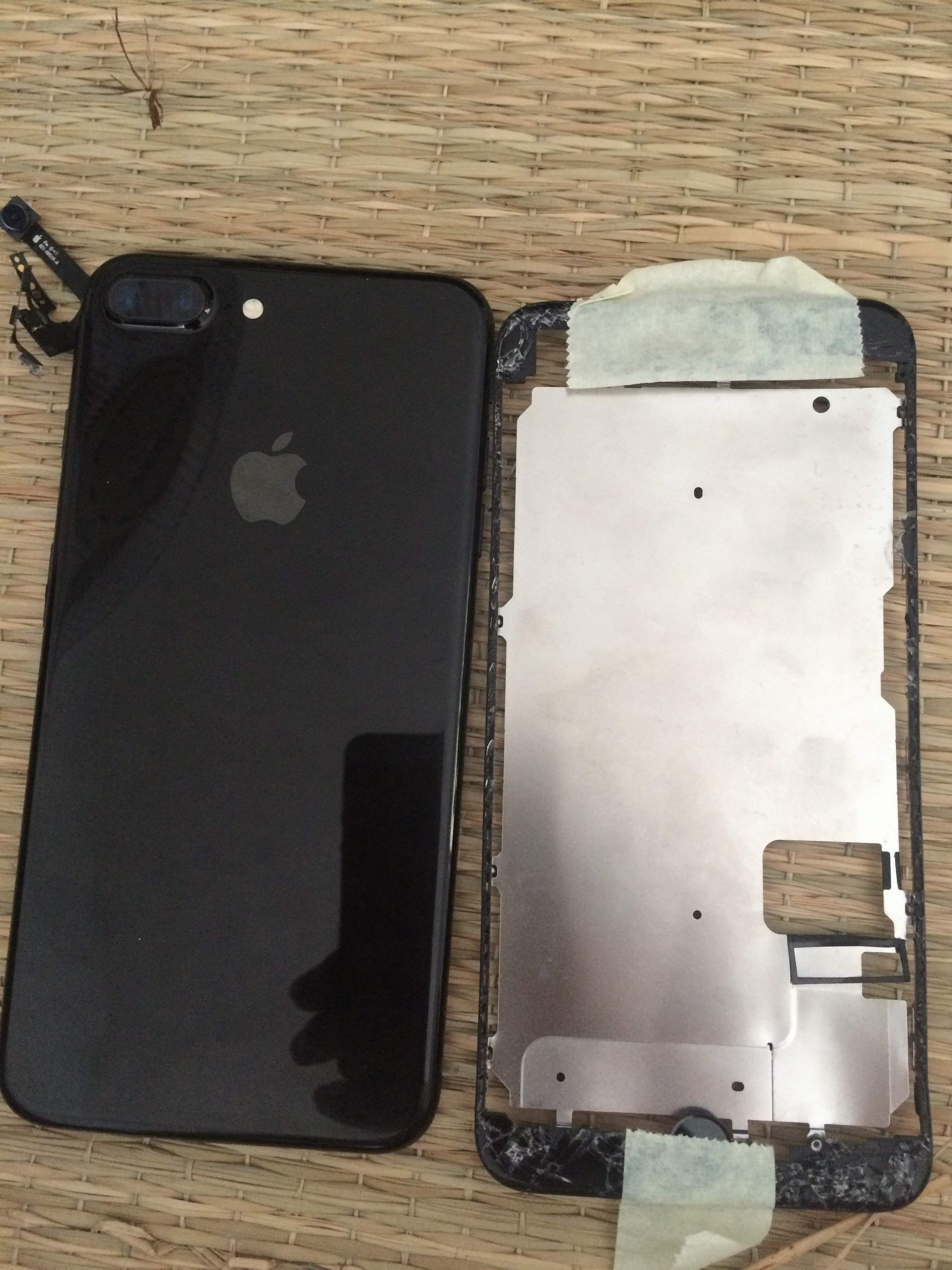 iPhone 7 Plus đen hỏng màn hình: Dù có thể gặp những sự cố không may như hỏng màn hình, chiếc iPhone 7 Plus đen vẫn sẵn sàng mang đến cho bạn những trải nghiệm tuyệt vời về sức mạnh, cá tính và chất lượng hình ảnh. Hình ảnh liên quan sẽ giúp bạn thấy rõ được sự đẳng cấp của sản phẩm này.