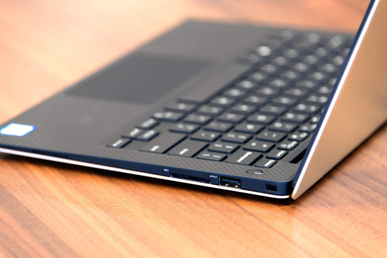 8432487_dell-xps-13-gold-2016-ports-2-1500x1000.jpg
