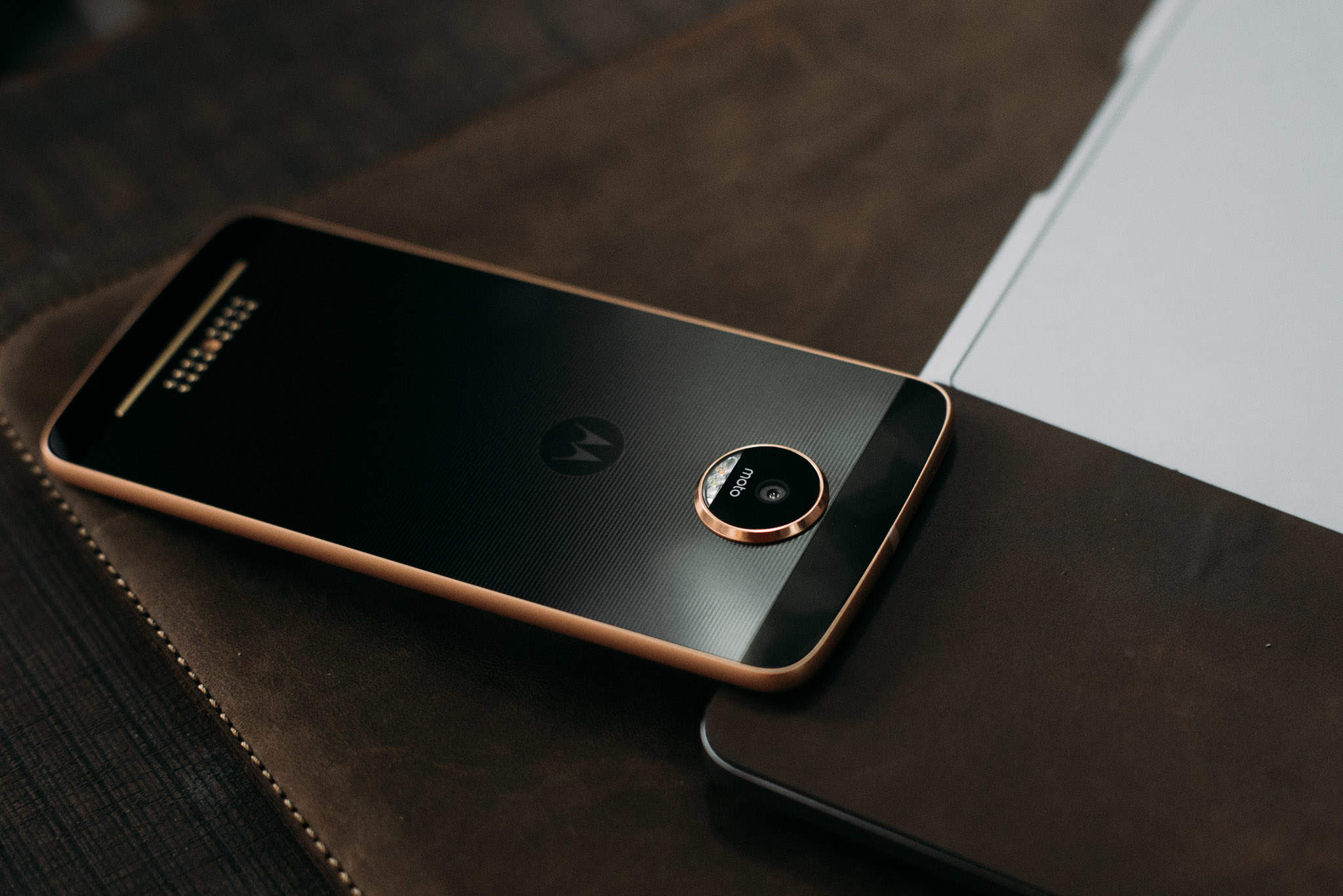 3983972_tinhte_moto_z_rose_gold_12.jpg
