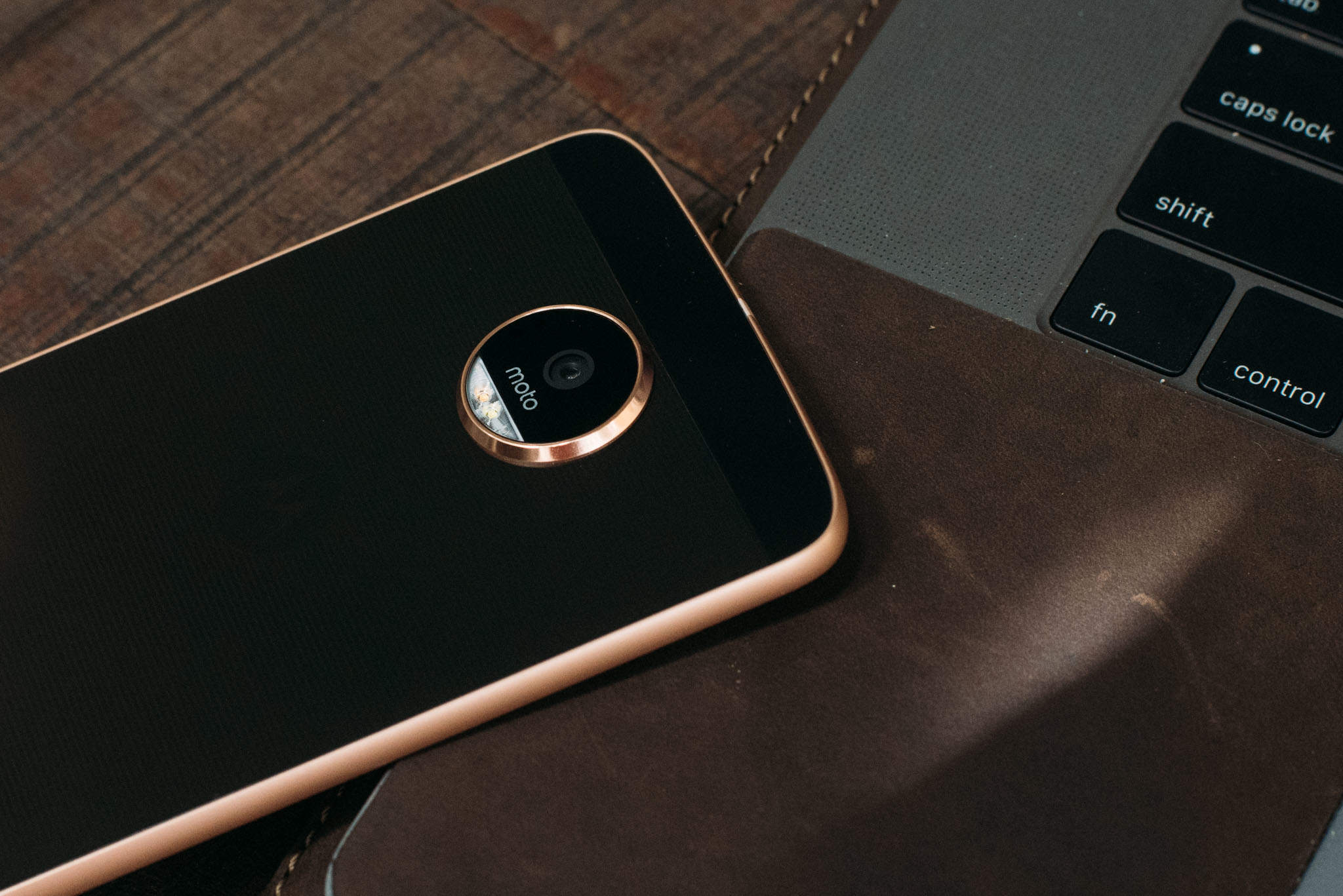 3983969_tinhte_moto_z_rose_gold_9.jpg