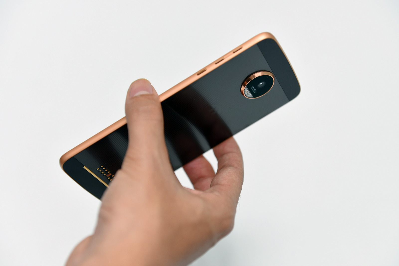 Moto-Z-Rose-Gold-Shooting_R.png