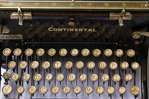 Continental_Standard_typewriter_keyboard.jpg