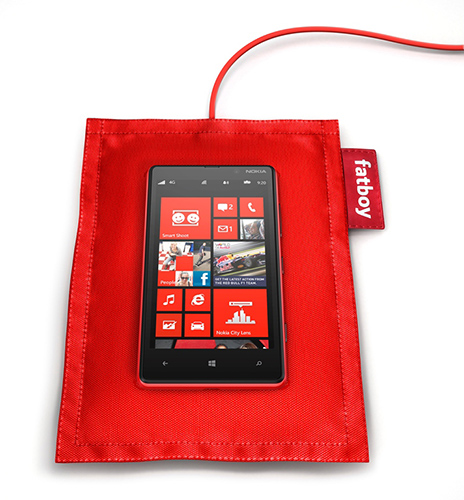 Nokia-wireless-charging-Fatboy-recharge-pillow-DT-901-with-Nokia-Lumia-8201.jpg