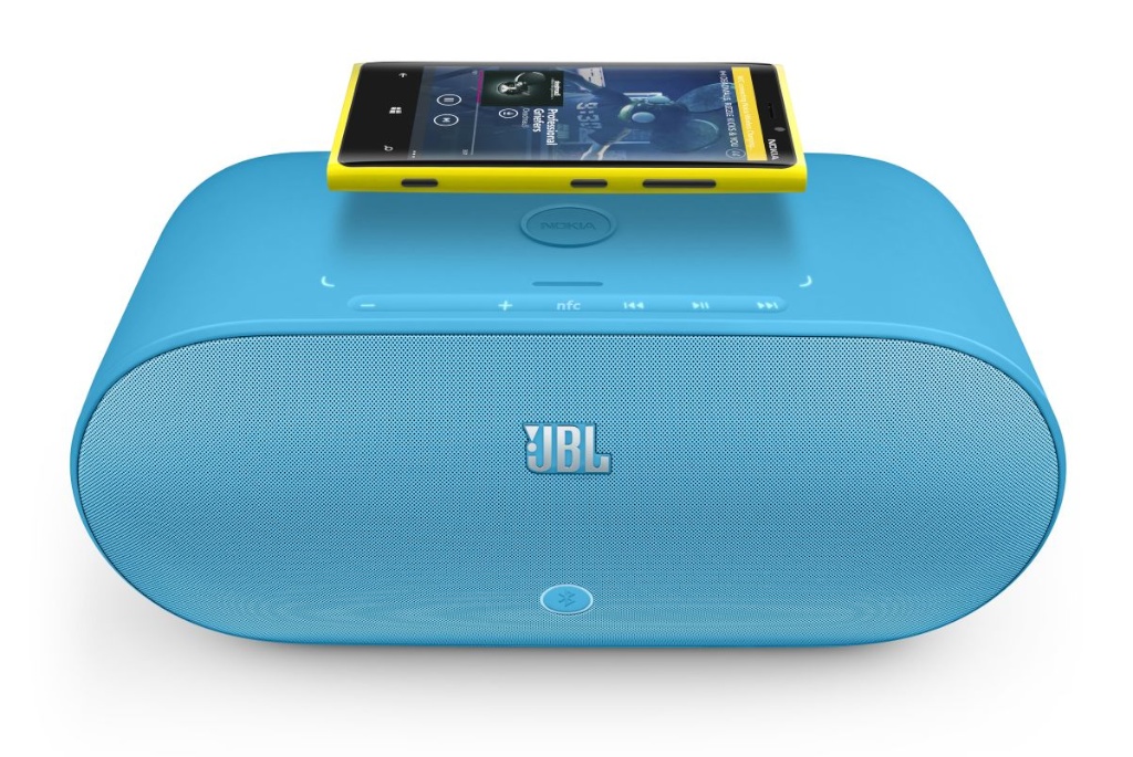 jbl-powerup-wireless-charging-speaker-for-nokia-with-nokia-lumia-920.jpg