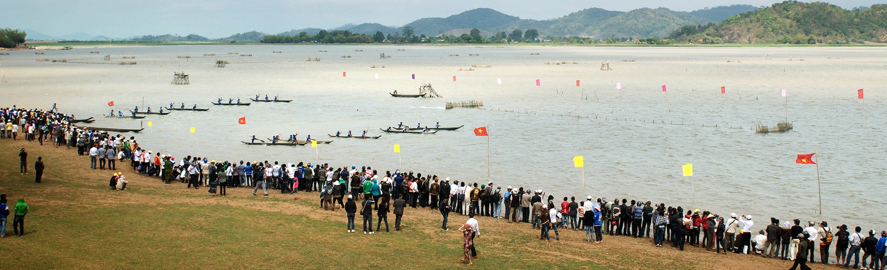 ĐUA THUYỀN ĐỘC MỘC - Bao Hung.jpg