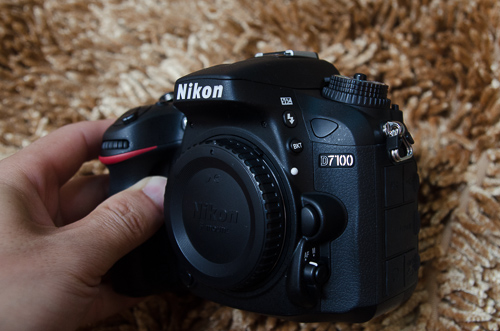 Tinhte.vn Camera Nikon d7100 tren tay (8 of 1).JPG