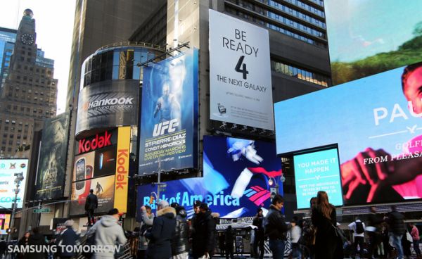 Samsung-Galaxy-S4-event-photos-next-to-UFC-poster-Hilarious.jpg