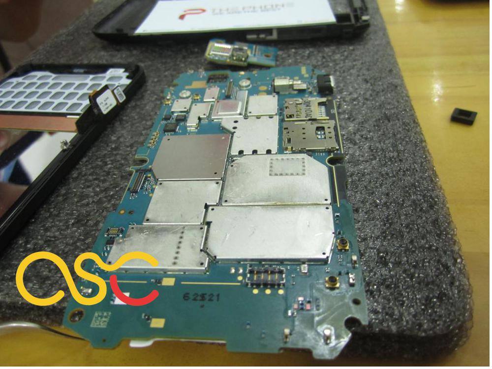 appleservicecentre-teardown-blackberry-q5-5.jpg