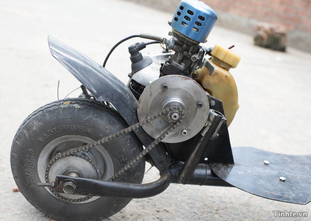 [Video] Xe scooter gắn động cơ của máy cắt cỏ, tốc độ hơn 40km/h