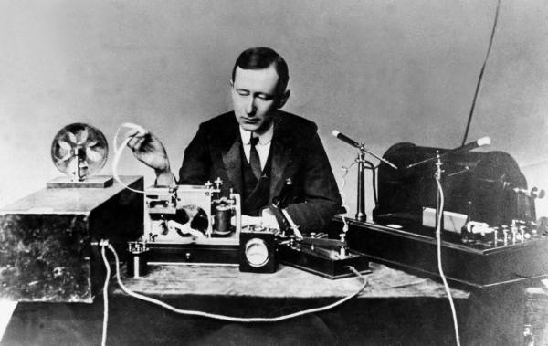 Radio_Guglielmo_Marconi_1901_wireless_signal.jpg
