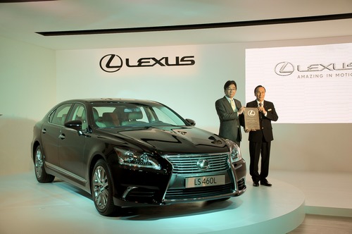 hop-bao-gioi-thieu-xe-lexus.jpg