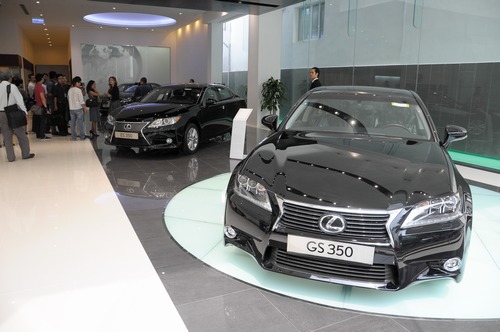 khu-vuc-trung-bay-xe-lexus.jpg