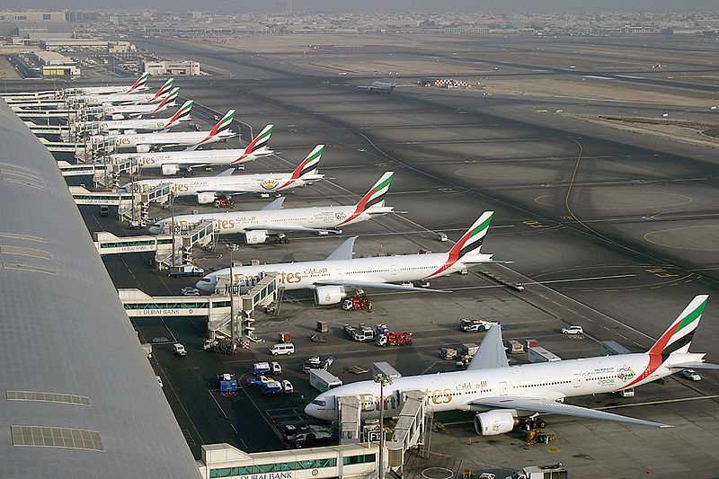800px-Emirates_Boeing_777_fleet_at_Dubai_International_Airport_Wedelstaedt_.jpg