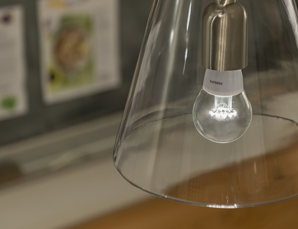 LEDbulb-clear-40W-in-luminaire.jpg