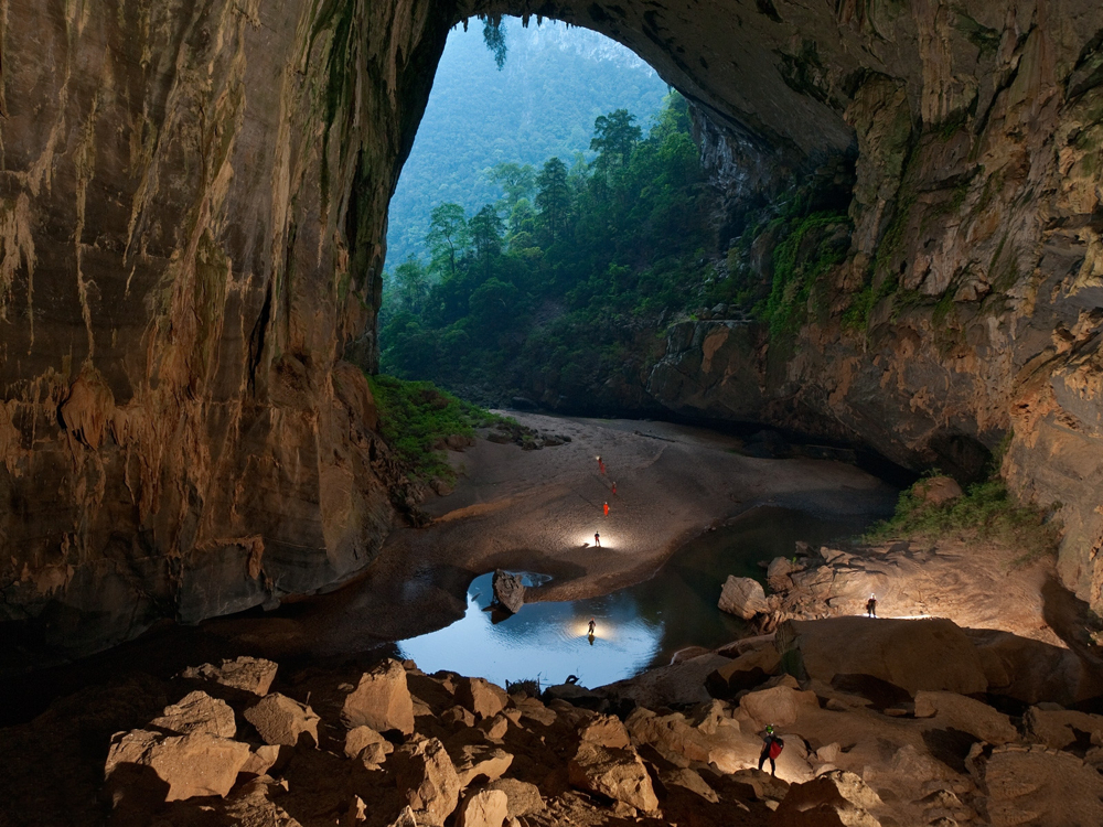 Bạn từng tưởng tượng sẽ đi trải nghiệm thế giới ngầm trong hang động lớn nhất thế giới chưa? Hãy tới và khám phá Sơn Đoòng qua loạt ảnh tuyệt vời này.