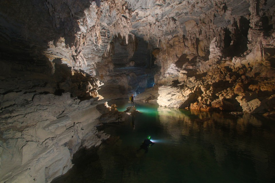 Khám phá hang động 5 triệu năm tuổi ít ai biết ở Quảng Bình Việt Nam