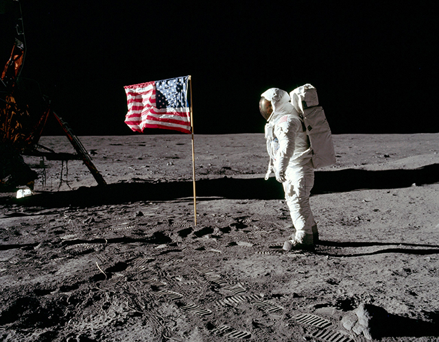 Khoa học] Lá cờ do Apollo 11 cắm trên Mặt Trăng hiện giờ có còn ...